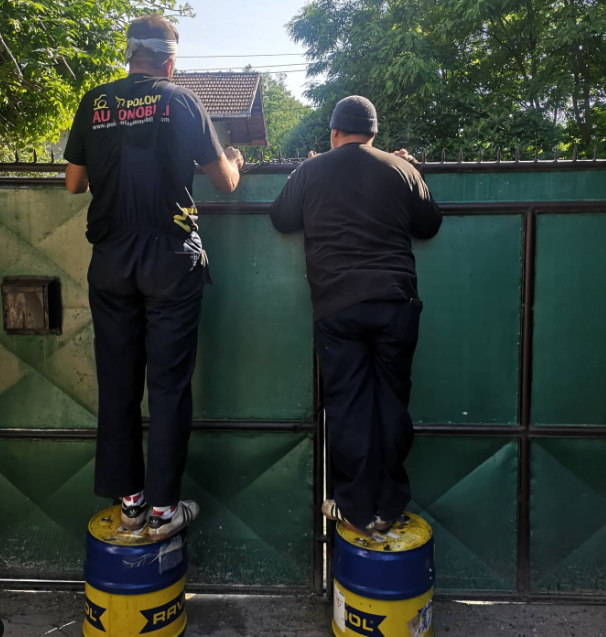 Mikica i Hranislav na kapiji